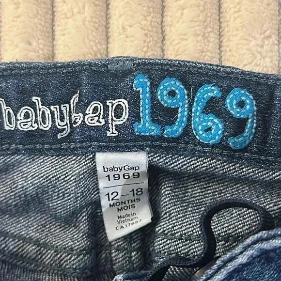 GAP - LIKE NEW  - Infant/Baby straight cut denim jeans. Size 6-12 months - Picture 2 of 4